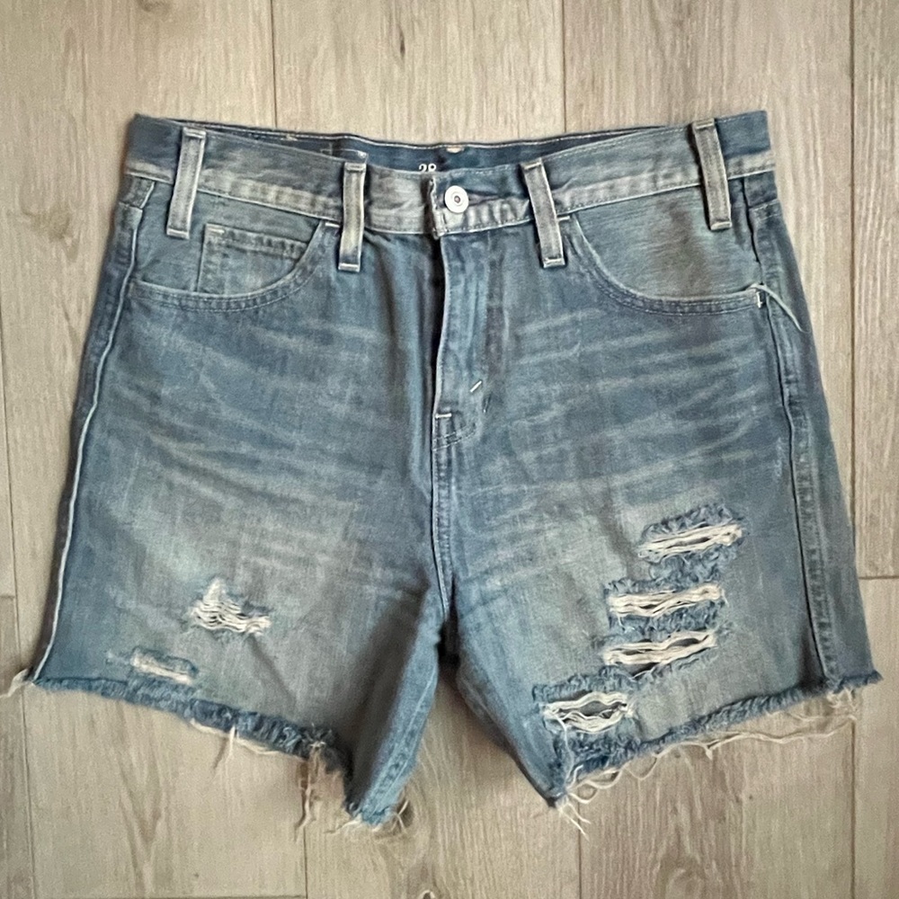 Levi’s distressed high waisted denim short EUC